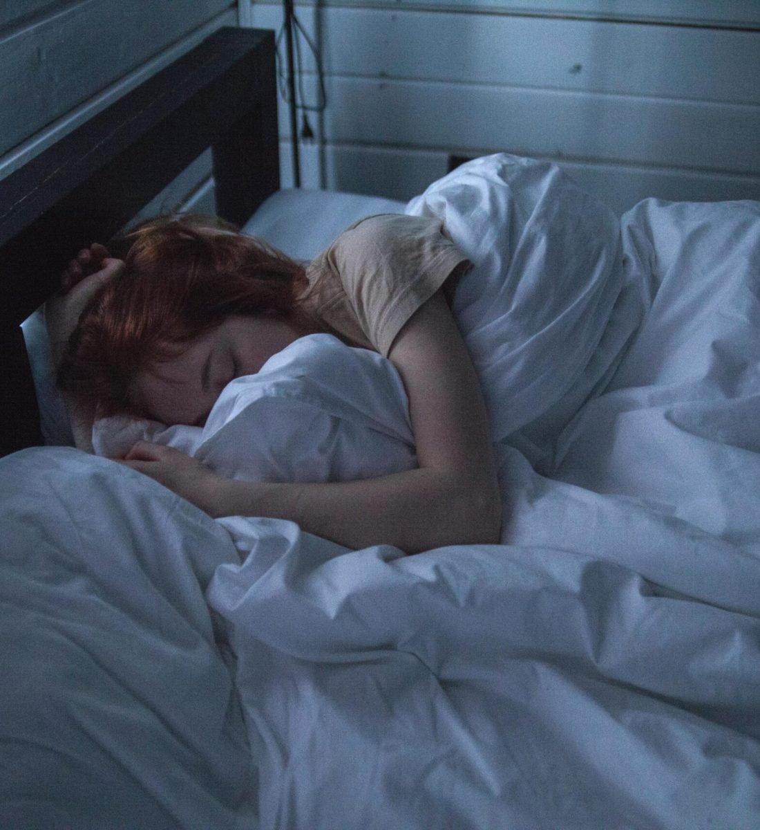pexels-vanyaoboleninov-935777 đ€ Are Early Sleepers Missing Out? What Bedtime Habits Say About Late-Night Fun and Wellness